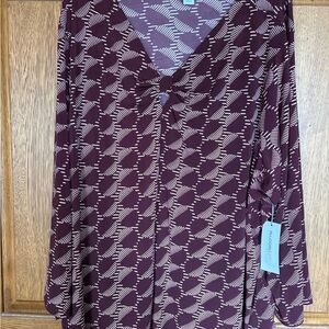 NWT Liz Claiborne Wome Burgundy and Cream Geometric Tunic with cutout neckline.